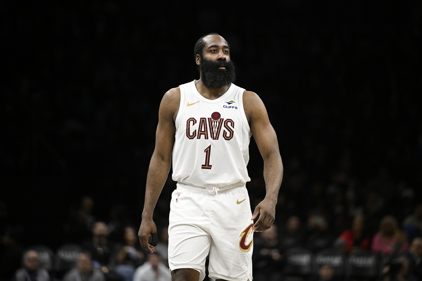 队记：哈登拇指肿胀已明显消退瘀伤也有减轻 他会继续戴护具参赛